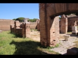 03199 ostia - regio i - insula xii - caseggiato dei triclini (i,xii,1) - hof - porticus - westseite - bli ri nordosten - 06-2024.jpg